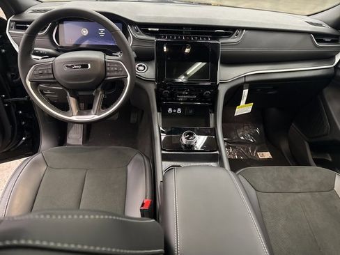 New 2025 Jeep Grand Cherokee Altitude image 9