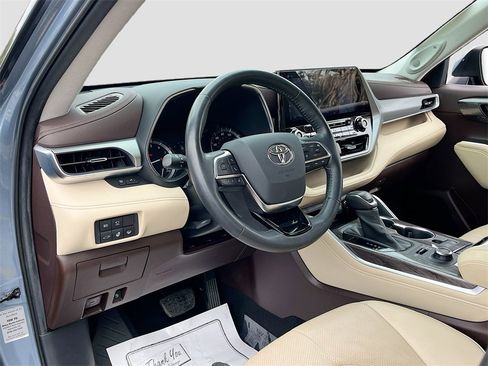 Used 2020 Toyota Highlander Platinum image 9