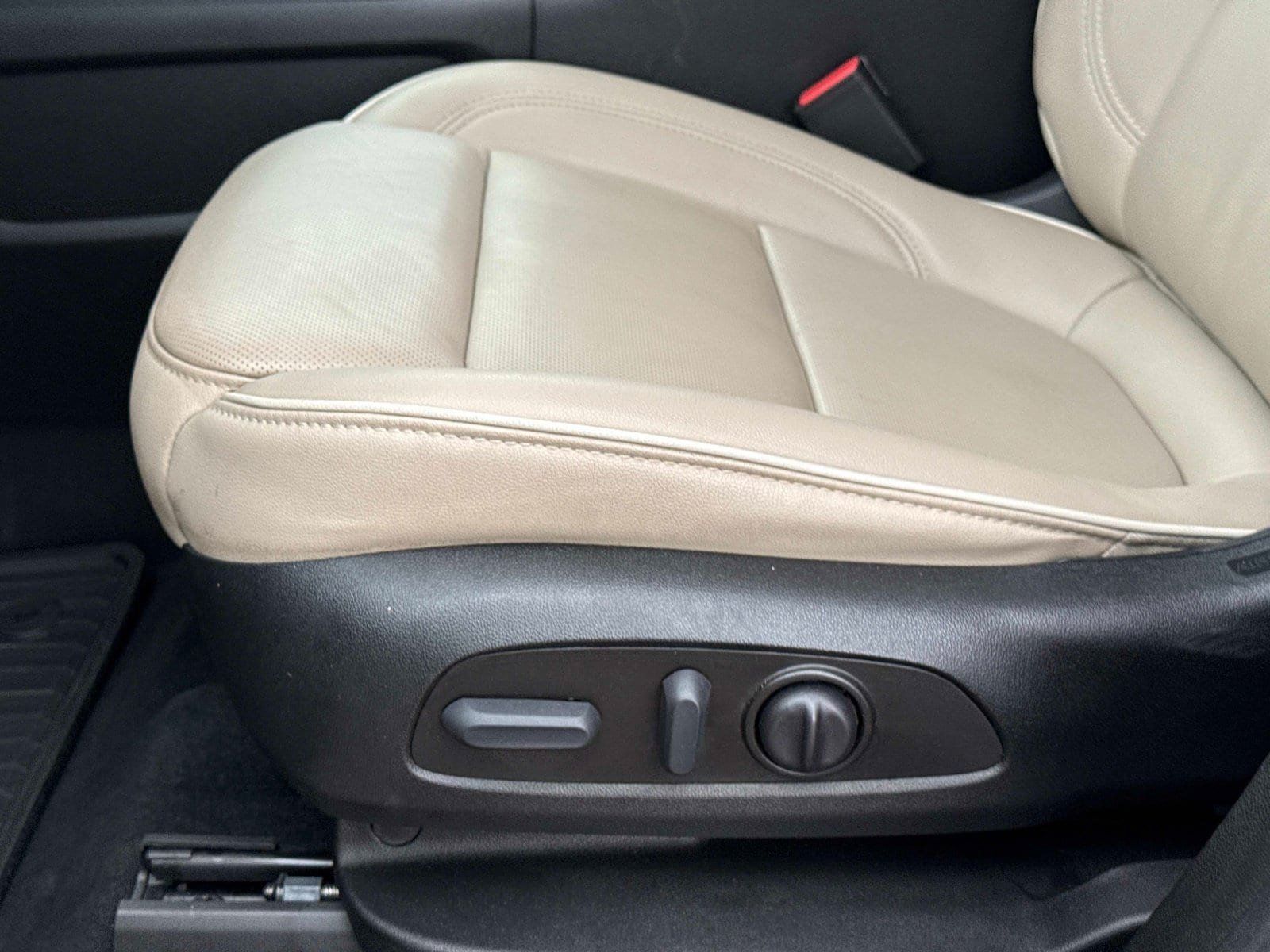 Used 2023 Chevrolet Traverse Premier FWD image 23