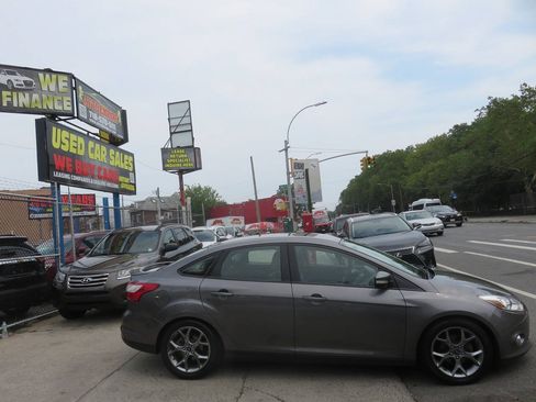 Used 2014 Ford Focus SE w/ Equipment Group 201A FWD image 9