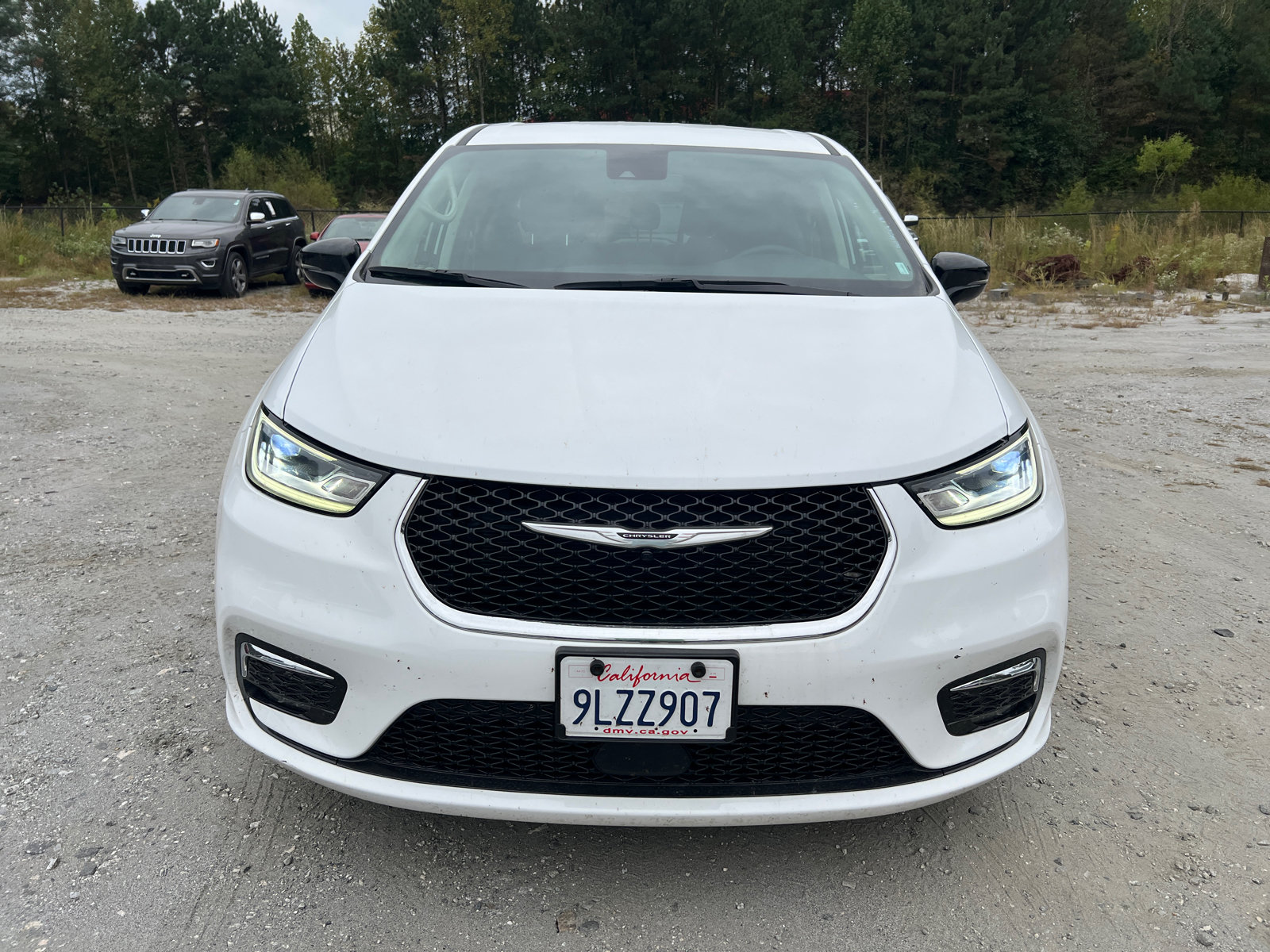 Used 2024 Chrysler Pacifica Touring-L FWD image 3