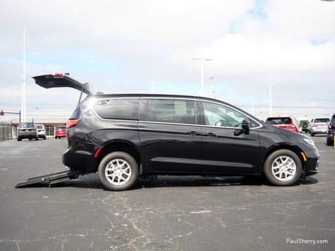 Used 2025 Chrysler Pacifica Select FWD image 13