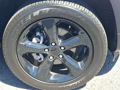 Used 2023 Jeep Grand Cherokee Altitude AWD/4WD image 9