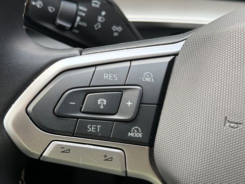 Used 2025 Volkswagen Tiguan SE AWD/4WD image 20