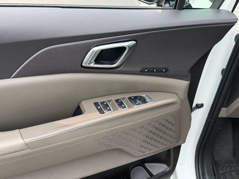 Used 2025 Kia Carnival EX FWD image 24