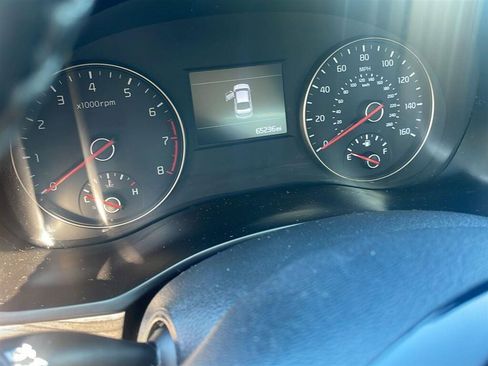 Used 2017 Kia Cadenza Premium w/ Luxury Package FWD image 14