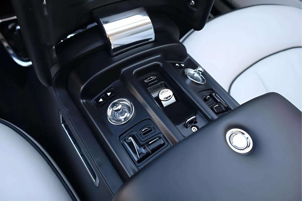 Used 2015 Rolls-Royce Phantom Drophead Coupe RWD image 10