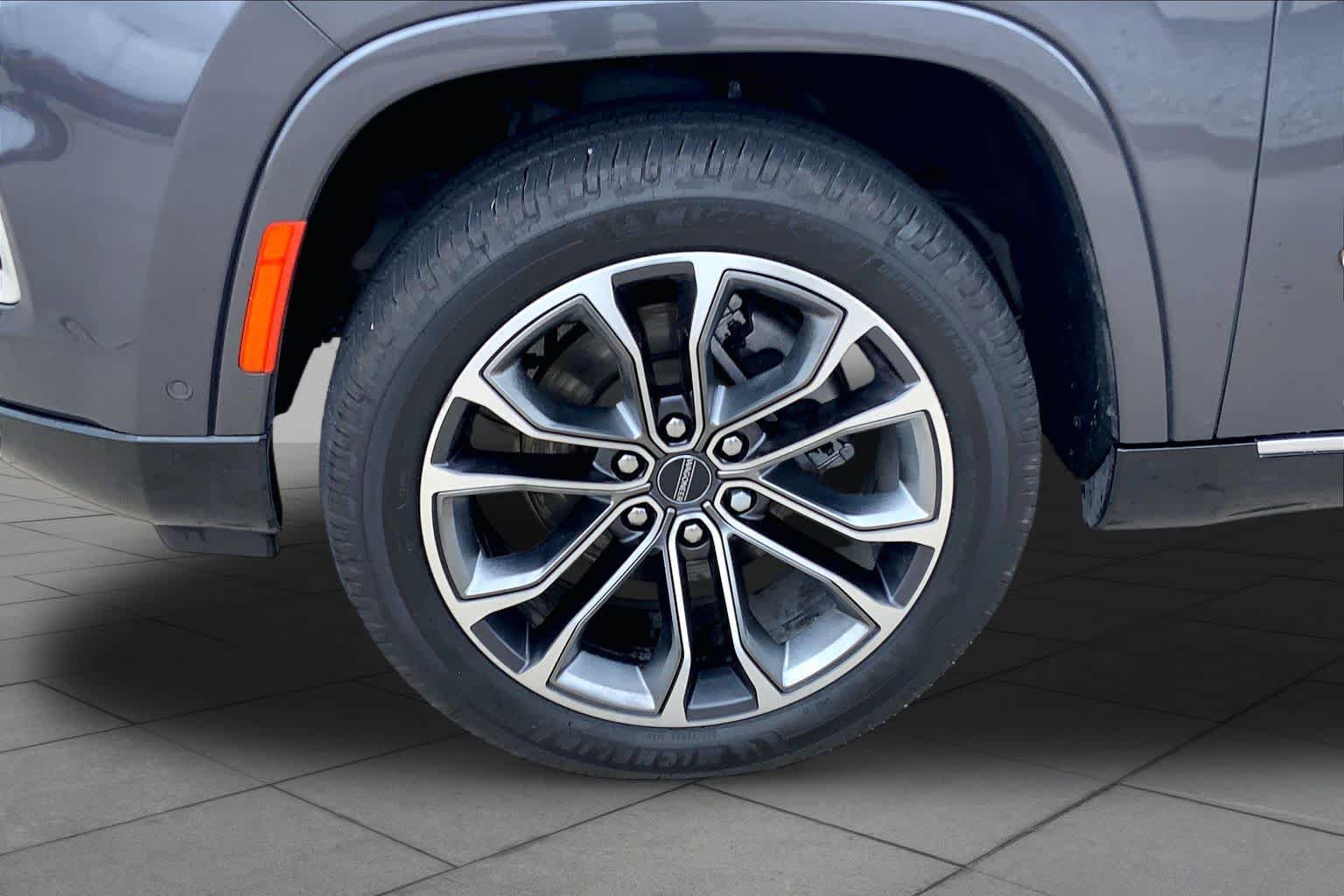 Used 2022 Jeep Grand Wagoneer Series III AWD/4WD image 10