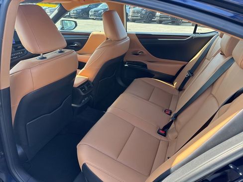 Used 2025 Lexus ES 300h w/ Premium Package FWD image 10