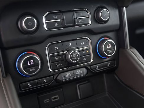 Used 2023 Chevrolet Tahoe Z71 w/ Luxury Package image 20