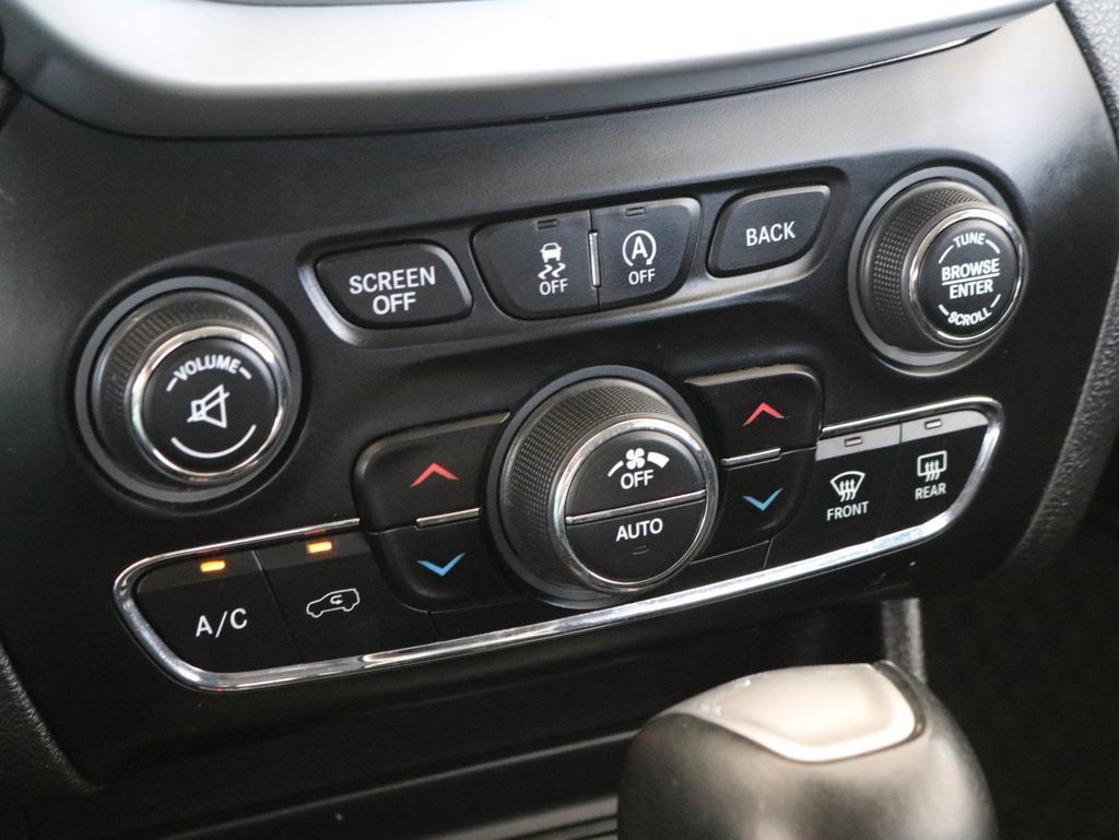 Used 2018 Jeep Cherokee Trailhawk AWD/4WD image 16