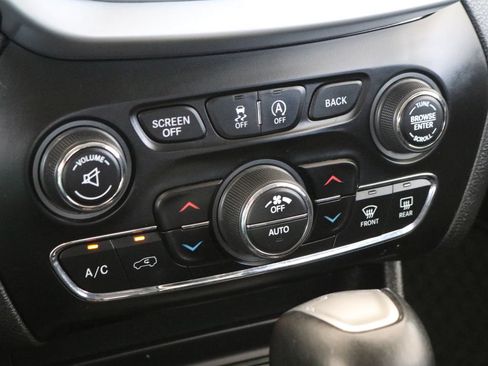 Used 2018 Jeep Cherokee Trailhawk AWD/4WD image 16