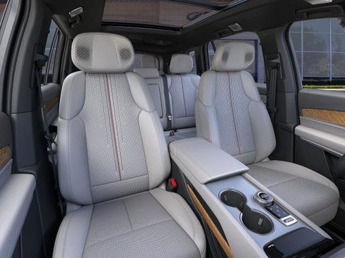 New 2026 Cadillac Vistiq Luxury image 16
