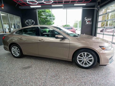 Used 2018 Chevrolet Malibu RS w/ Leather Package FWD image 5