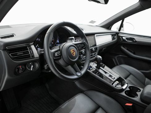 Certified 2026 Porsche Macan AWD/4WD image 4