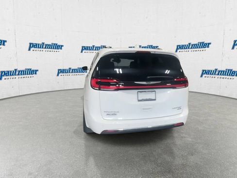 Used 2022 Chrysler Pacifica Limited AWD/4WD image 9