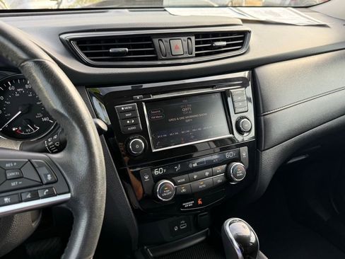 Used 2018 Nissan Rogue SV w/ Premium Package image 20