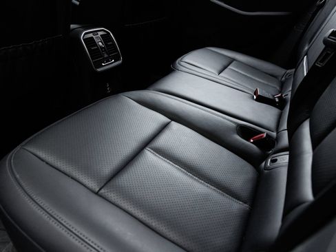 Certified 2025 Porsche Macan AWD/4WD image 24