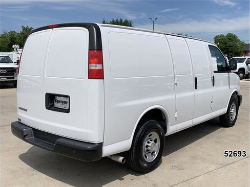 Used 2021 Chevrolet Express 2500 RWD image 2