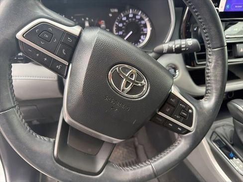 Used 2023 Toyota Highlander XLE image 6