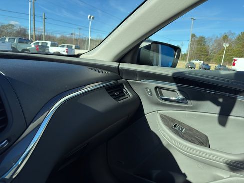 Used 2015 Chevrolet Impala LTZ image 12