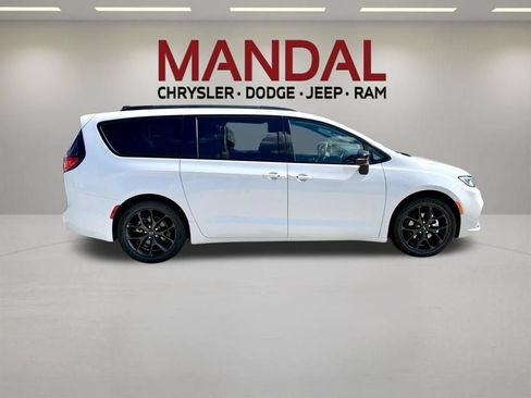 Used 2025 Chrysler Pacifica Limited FWD image 5