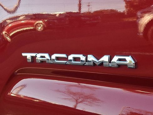 Used 2018 Toyota Tacoma Limited image 31