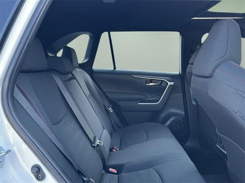 Used 2022 Toyota RAV4 SE image 19