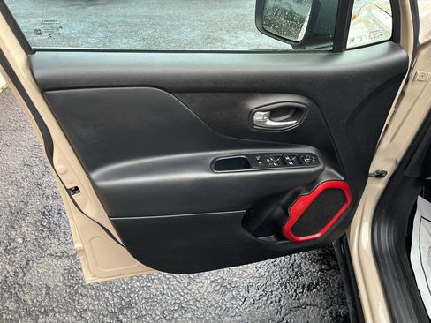 Used 2016 Jeep Renegade Trailhawk w/ Safety & Security Group image 25