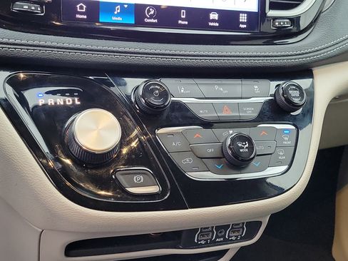 Used 2023 Chrysler Pacifica Touring-L image 27