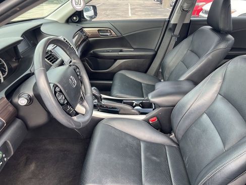 Used 2017 Honda Accord Touring image 9