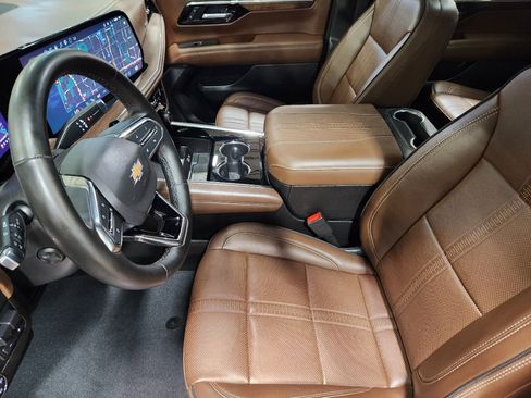 Used 2025 Chevrolet Suburban High Country AWD/4WD image 31