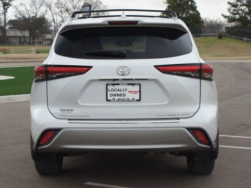 Used 2022 Toyota Highlander Platinum image 3