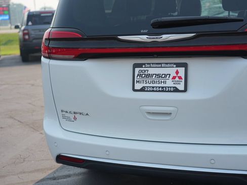 Used 2023 Chrysler Pacifica Touring-L FWD image 10