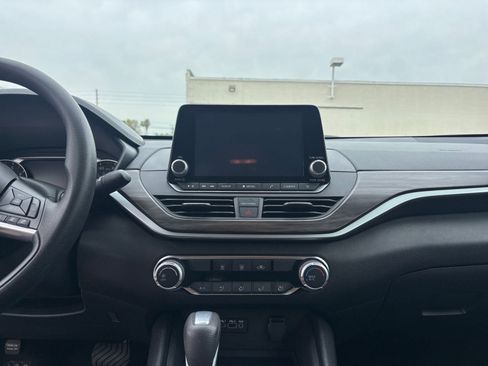 Used 2025 Nissan Altima 2.5 SV image 17