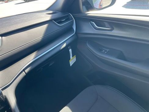 New 2025 Jeep Grand Cherokee Laredo X w/ Luxury Tech Group I image 18