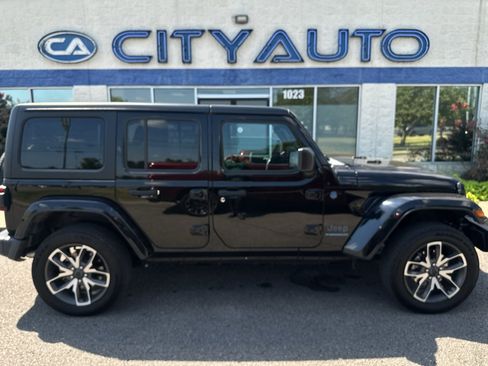 Used 2024 Jeep Wrangler Unlimited w/ Convenience Group AWD/4WD image 3