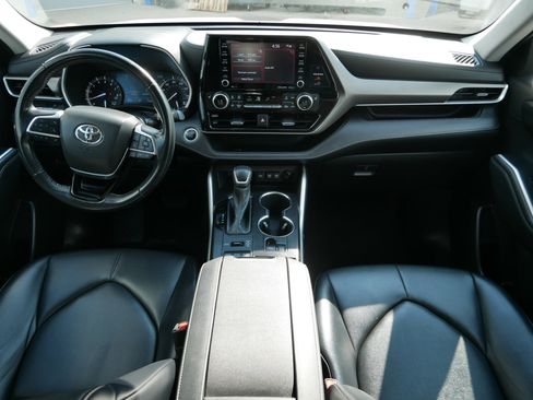 Used 2021 Toyota Highlander XLE AWD/4WD image 10