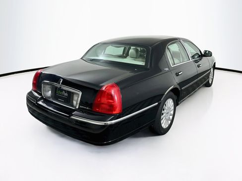 Used 2005 Lincoln Town Car Signature Limited RWD image 9