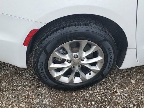 Used 2023 Chrysler Pacifica Touring-L w/ Uconnect Theater Family Group AWD/4WD image 5