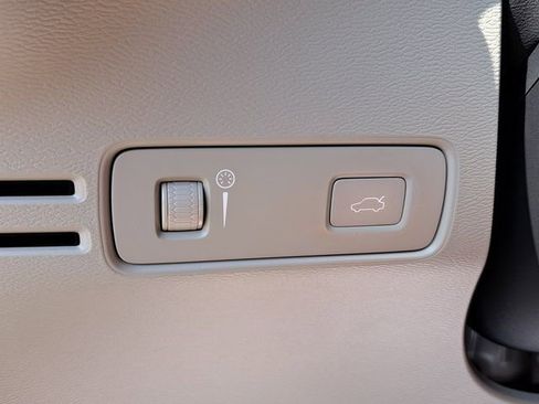 Used 2019 Volvo XC40 T5 Momentum image 13