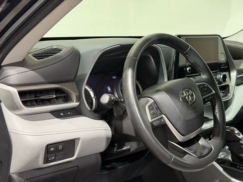 Used 2023 Toyota Highlander XLE image 18