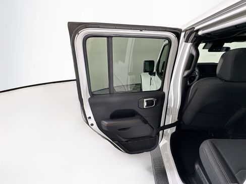 Used 2025 Jeep Wrangler Unlimited Sahara AWD/4WD image 26