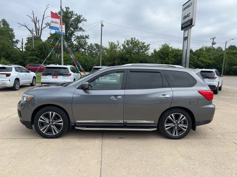 Used 2017 Nissan Pathfinder Platinum w/ Family Entertainment Package AWD/4WD image 6