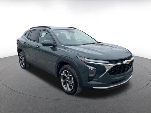 Used 2025 Chevrolet Trax LT w/ LT Convenience Package image 1