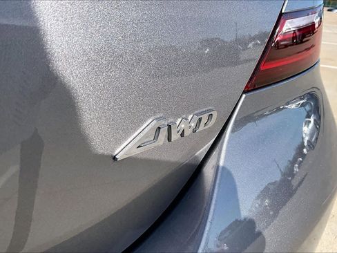 Used 2025 Genesis G70 2.5T image 9