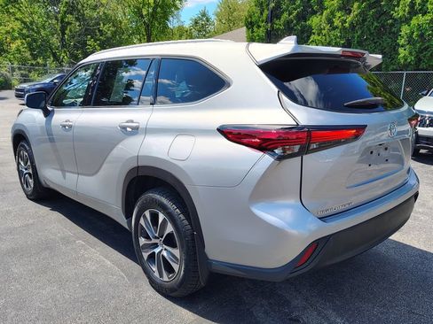 Used 2022 Toyota Highlander XLE AWD/4WD image 6