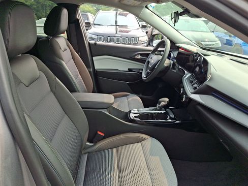Used 2025 Chevrolet Trax LT FWD image 12