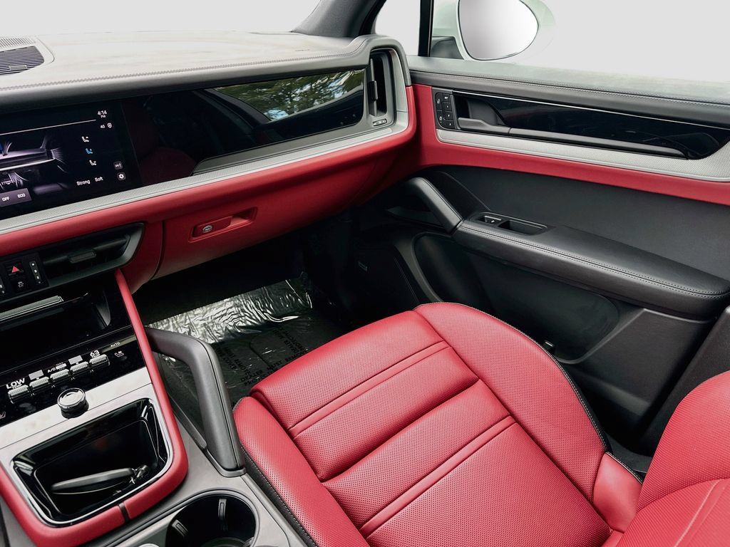 Certified 2025 Porsche Cayenne AWD/4WD image 24