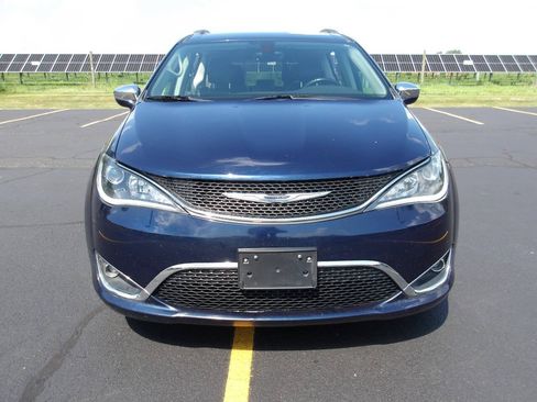 Used 2018 Chrysler Pacifica Limited FWD image 3
